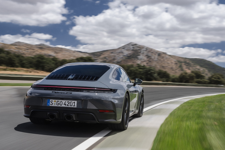 急速に商品のブラッシュアップを推し進めるポルシェ。2023年11月の「パナメーラ」のフルモデルチェンジを皮切りに、「マカン」のフルモデルチェンジ、「タイカン」の大幅改良、そして「911」の大幅改良と、ビッグニュースが続いている。