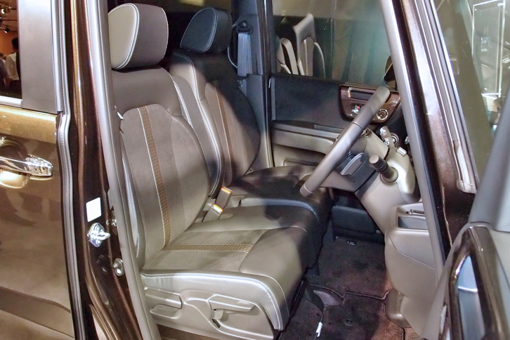 「N-BOXカスタムG・L ターボ Honda SENSING」に装備されるベンチシート。ベンチシート仕様とスーパースライドシート仕様では、ダッシュボードや助手席ドアパネルなどの形状も異なる。