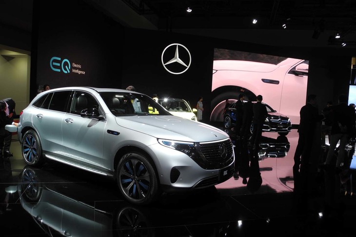 メルセデス・ベンツ／スマートブースの様子。写真手前は量産型ピュアEVの「EQC」。