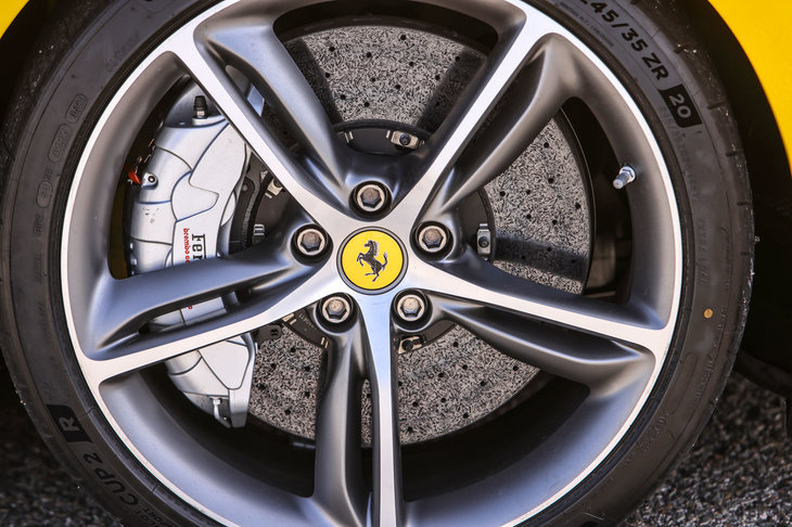 サーキット試乗車に装着されていたカーボンセラミックブレーキ。フェラーリのカーボンセラミックブレーキ装着車は、踏み始めでガッと利くイメージがあったのだが、バイ・ワイヤー式ブレーキの「296GTB」では、リニアな利き方が追求されていた。
