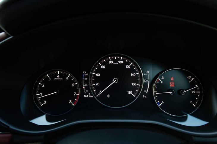 メーターは3眼式。中央の速度計は7インチのTFT液晶となっており、燃費や運転支援システムの作動状態など、さまざまな情報が表示される。