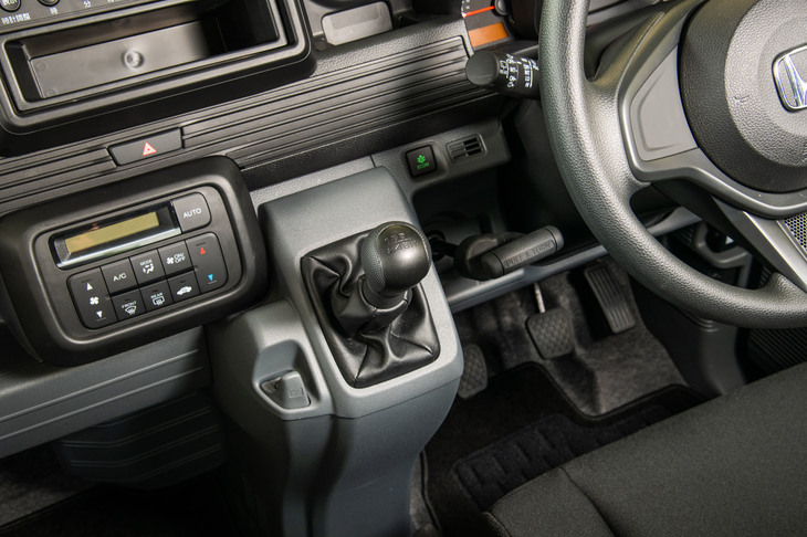 自然吸気エンジンモデルには、「S660」のものをベースにFF化および商用車に最適化された6段MTも設定される。ギアやクラッチが強化されているほか、6速をよりハイレシオとすることで高速巡航時の静粛性が高められている。