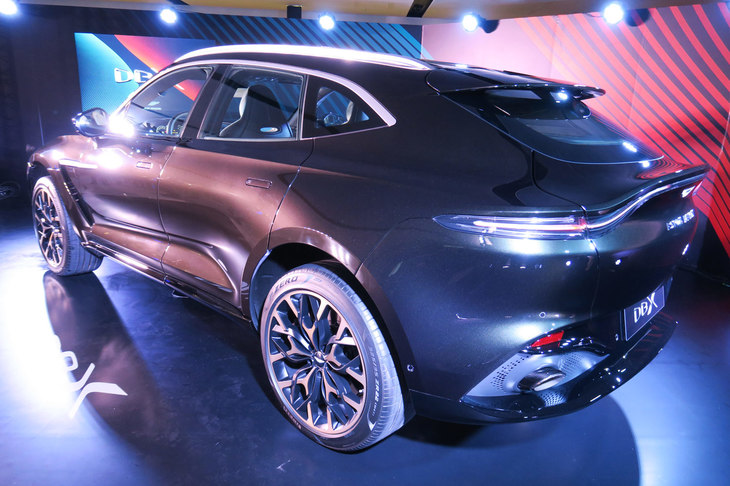 アストンマーティンDBX（エクステリア）