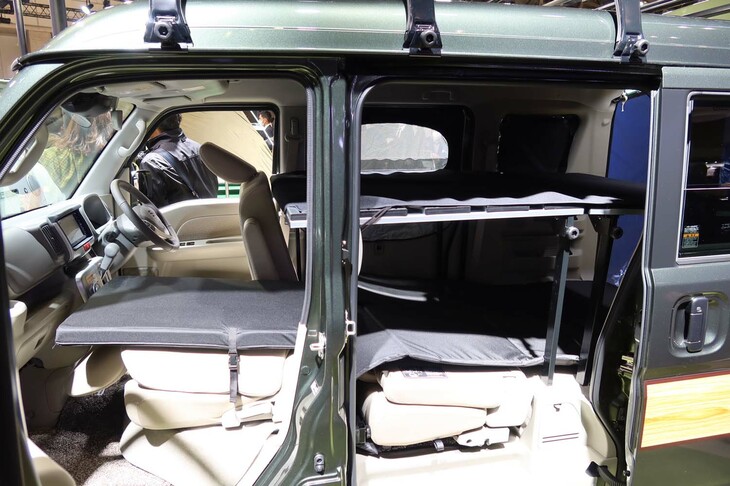 スズキ・エブリィワゴンPZターボスペシャル（助手席側から見た車内）