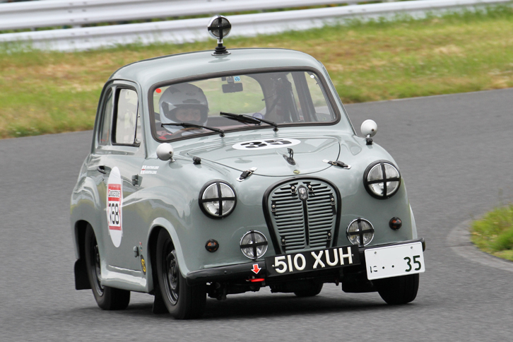 21台が出走したスポーツ走行から、1959年「オースチンA35」。