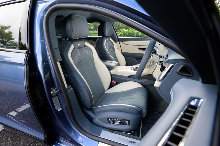 ツートンカラー仕立てのシートは座面と背もたれの中央部分にスエード調素材の「ダイナミカ」を使う。質感、座り心地とも文句なし。