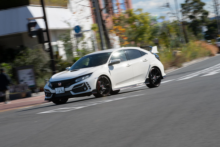 今回の改良により、フロントサスペンションは追従性が向上したほか、タイヤの支持剛性も強化。旋回性能の向上に加え、ダイレクト感もアップしている。