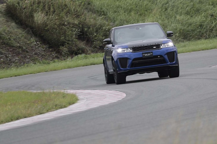 ライトハンダーにアプローチする「レンジローバー スポーツSVR」。その高出力にも増して驚かされたのは、制動力の強大さだった。