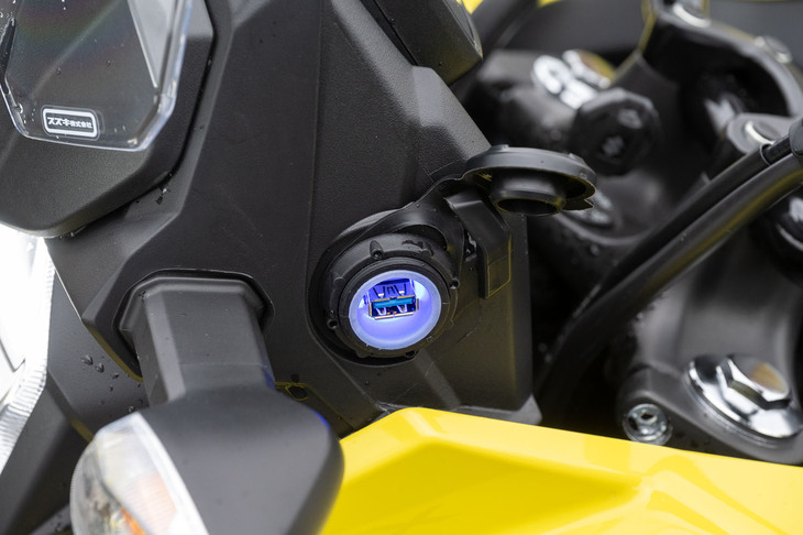 インストゥルメントパネルの左側には、携帯端末の充電に便利なUSBポートを装備。イグニッションオンでブルーに光るLED照明を備えており、暗所でも使いやすい。