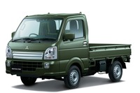 「G」グレードでは、「クールカーキパールメタリック」と呼ばれるボディーカラーが新たにラインナップされた。