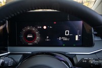 「統合型インターフェースディスプレイ」と呼ばれる液晶メーターは「X」にのみ装着可能なオプションとなっている。