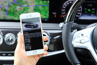 スマートフォンとの連携もセリングポイントのひとつ。画面での車両状態の確認はもちろん、遠隔操作によるドアのロックや並列・縦列駐車も可能となっている。