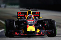 レッドブル勢はフリー走行全セッションでトップタイムをマークし、壁に囲まれた市街地コースで高いポテンシャルを示した。予選ではベッテルにポールを奪われたものの、マックス・フェルスタッペン2位、ダニエル・リカルド（写真）3位と好位置をキープ。だが、スタートでキミ・ライコネンと当たったフェルスタッペンは0周リタイア。リカルドは2位に上がるも、トップのハミルトンにはかなわなかった。（Photo=Red Bull Racing）