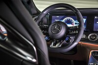 ツインスポークデザインを採用した「AMGパフォーマンスステアリングホイール」。