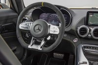 新デザインの「AMGパフォーマンスステアリング」。リムから手を離すことなく、走行モードやエキゾーストシステム、サスペンション、ESPなどの設定が変えられる。