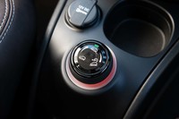 センターコンソールに備わるドライブモードセレクター。左が「オート」モードで中央が「オフロード」モード、さらに右にひねるとヒルディセントコントロール機能が起動する。