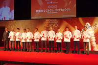 ステージに招かれた三つ星レストランの関係者の皆さん。