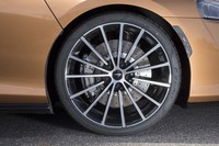 15本のスポークで構成される鍛造ホイール。写真は20インチのフロント側で、リアには異径の21インチホイールが装着される。