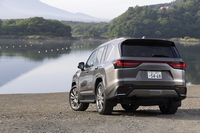 ハイブリッド用のバッテリーはリアのフロア下に搭載。上下に分割したトレイで念入りにパッキングすることで純エンジン車の「LX600」と同じ700mmの渡河推進性能を確保している。