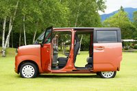 狭い場所でも開閉できることを筆頭に、さまざまな特長を持つスライドドアだが、それ以前に“ミニバン世代”の若いユーザーにとっては、このカタチこそがクルマの基本形なのだ。