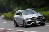 「GLE450 4MATICスポーツ」は、エアサスペンションと電子制御ダンパーを組み合わせたAIRマティックサスペンションを標準装備。車高は60mmの範囲で変更できる。