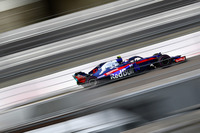 次の日本GP、そして今季終盤から来季を見据えて、ホンダは新しいパワーユニット「スペック3」をロシアに持ち込んだものの、使用したのは初日の金曜のみ。新型の出来には満足のようで、より調整を進めた上で実戦投入しようという判断だった。トロロッソは2台ともグリッドペナルティーを受け、ピエール・ガスリー（写真）は13位タイムから17番グリッド、ブレンドン・ハートレーは同16位から20番グリッドに。レースでは早々に2台が同じようなスピンを喫し、ピットに戻ってリタイア。ブレーキのトラブルとみられている。なお来季レッドブルに昇格することが決まっているガスリーに代わり、かつてトロロッソ、レッドブルを駆り、チームから事実上の戦力外通告を受けレースシートを失っていたロシア人、ダニール・クビアトが戻ってくることが発表された。（Photo＝Toro Rosso）