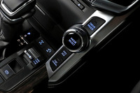 悪路向けのドライブモードセレクター「マルチテレインセレクト」は、副変速機がローレンジのときだけでなく、ハイレンジのときにも利用できるよう改良。またシステムが自動で走行特性を調整する「AUTO」モードが追加された。