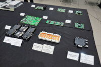 左から順に、初代「リーフ」、第1世代「ノートe-POWER」、第2世代ノートe-POWERに搭載されるインバーターの部品。上段がモーターコントロール基盤、中段がドライバー基盤、下段がパワーモジュールだ。いずれも世代を経るごとにどんどん小型化している。