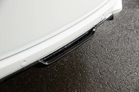 フロントの空力性能強化に合わせて、リアのロアスカートの形状もわずかに変更されている。