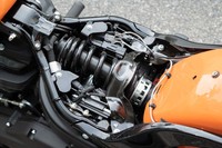 シートの下には、水平近くにまで寝かされたモノショックがおさまる。乗車スタイルに合わせて、プリロードが調節できる。