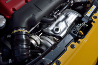 エンジンルームのすき間から、ギャレット製のターボチャージャーが顔をのぞかせる。