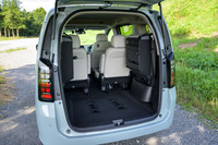 「フリード」の3列目シートを格納したところ。従来型よりも跳ね上げや固定が簡単になった。