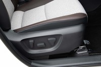 一般的な電動シートでは調整部位ごとにモーターが備わるのに対し、「ヤリスクロス」では1つのモーターで前後と高さ、背もたれの角度をクラッチで切り替えて調整する。Bセグメントゆえ、コストと軽量化の面で必要不可欠な構造だという。