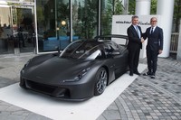 発表会で登壇したダラーラ・アウトモビリのCEO兼ゼネラルマネージャーであるアンドレア・ポントレモリ氏（左）と、世界初となる正規代理店となったアトランティックカーズ代表の野澤隆之氏（右）。