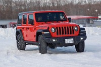 新型「ラングラー」には、フルタイム4WDとパートタイム4WDの機能を併せ持つ新機構「フルタイムオンデマンド4×4システム」が搭載されている。