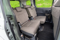 「シエンタ」は3列7人乗りと2列5人乗りのみの設定で、2列目はベンチシート仕様のみ。前後スライドが50：50分割式のため、左右が仲の悪い人同士だと2人しか座れなくなってしまう。