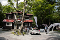 同時に開催されていたポルシェの特別試乗会。サイクリングの途中で試乗会を予約していくご夫婦も。