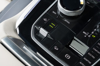 「X7」に標準装備されるエアサスペンションには、5段階の車高調整機能が備わっており、センターコンソールのツマミで操作する。