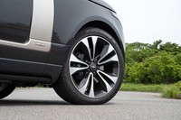 タイヤ＆ホイールは22インチを標準装備。試乗車はピレリの「スコーピオンヴェルデ オールシーズン」を履いていた。