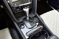 トランスミッションは8段AT。シフトセレクターの手前にあるスイッチ群の一番左がエンジン・スタート・ボタン。