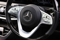 ステアリングスイッチには、親指の先でのタッチ＆スワイプが可能な、センサー式の操作デバイスが備わる。