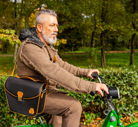 バッグは外して肩にかけることができる。