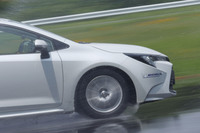 「クロスクライメート3」は、「マックスタッチコンストラクション」と呼ばれる技術を採用。トレッド面の接地圧分布を均一化し、タイヤが減っても新品時からの性能低下を抑える働きを有する。