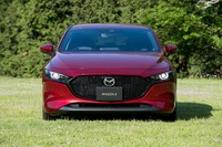 従来、国内では「アクセラ」として販売されていたが、新型ではグローバルと同じ「マツダ3」という車名に改められた。