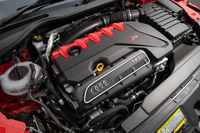 「TT RSクーペ」は2.5リッター直5ターボをフロントに横置きする。「RS 3スポーツバック」も同じレイアウトだ。