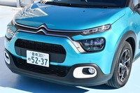 フロントまわりは、2016年に登場したコンセプトカー「CXPERIENCE（Cエクスペリエンス）」を思わせるデザインに。サイドに向かって拡散するクロームバーや3眼ヘッドランプが特徴となっている。