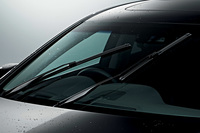 2014年型「ホンダ・レジェンド」のフラット型ワイパー。トーナメント型→フラット型という構造の変化に加え、車両のセンサーが雨を検知し、自動でシステムを作動させる雨滴検知機能の登場も、ワイパーの大きな進化といえる。