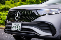 「EQE」や「EQS」などでおなじみとなった、メルセデス・ベンツの電気自動車に共通するスターパターングリルが「EQA」にも採用された。