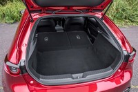 後席の背もたれを倒し、荷室を拡大した様子。床面はほぼフラットになる。