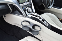 センターコンソールには、ボタン式のシフトセレクターと走行モードの選択ダイヤルが並ぶ。手前に見えるのは、取り外し式のカップホルダー。